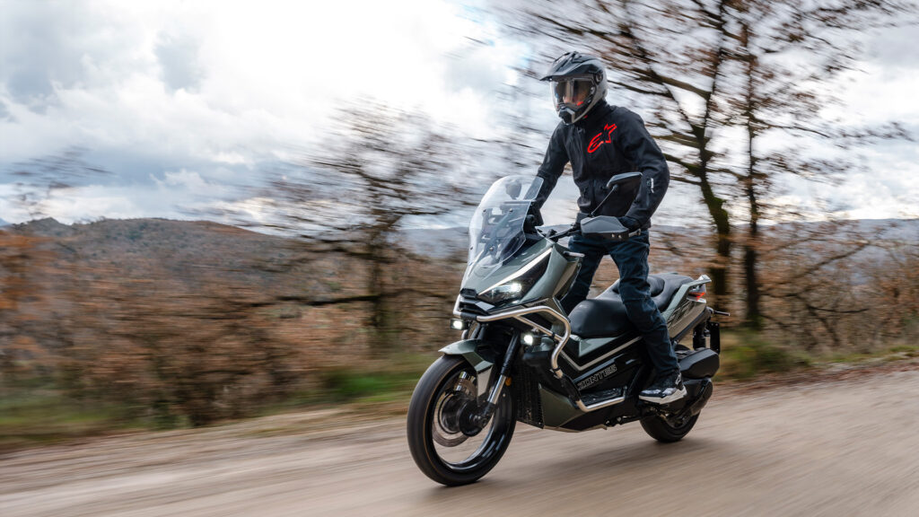 Scooter crossover un perfetto equilibrio tra la praticità degli scooter tradizionali e la solidità delle moto